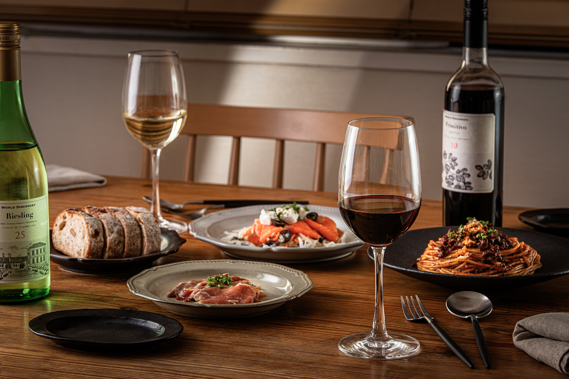 ワインナンバーのある「WORLD DISCOVERY|ワールドディスカバリー」が食卓に並ぶイメージ画像